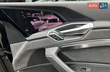 Позашляховик / Кросовер Audi e-tron 2022 в 