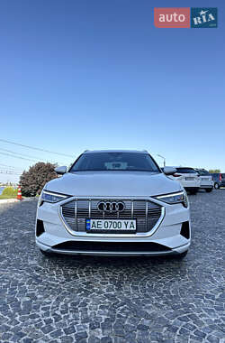 Позашляховик / Кросовер Audi e-tron 2021 в 