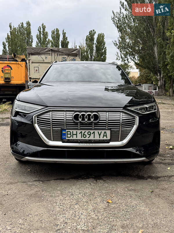 Внедорожник / Кроссовер Audi e-tron 2020 в 