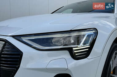 Позашляховик / Кросовер Audi e-tron 2022 в 