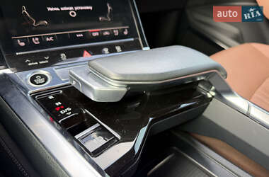Внедорожник / Кроссовер Audi e-tron 2022 в 