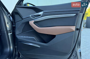 Внедорожник / Кроссовер Audi e-tron 2022 в 