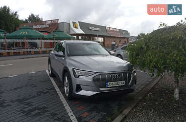Внедорожник / Кроссовер Audi e-tron 2019 в 