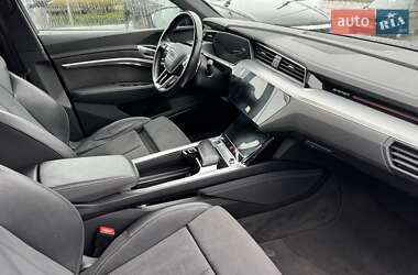 Позашляховик / Кросовер Audi e-tron 2021 в 