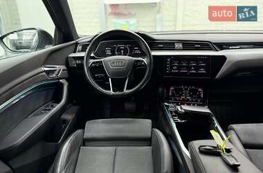Позашляховик / Кросовер Audi e-tron 2021 в 