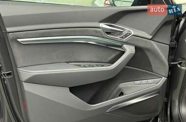 Позашляховик / Кросовер Audi e-tron 2021 в 