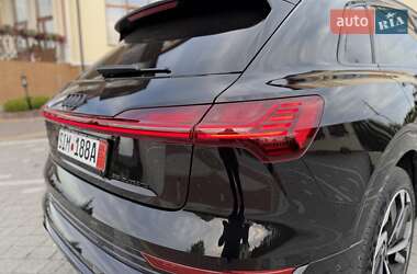 Внедорожник / Кроссовер Audi e-tron 2022 в 