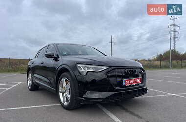 Позашляховик / Кросовер Audi e-tron 2023 в 
