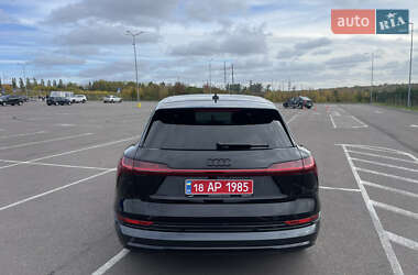 Позашляховик / Кросовер Audi e-tron 2023 в 