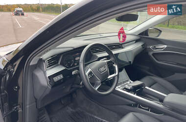 Позашляховик / Кросовер Audi e-tron 2023 в 