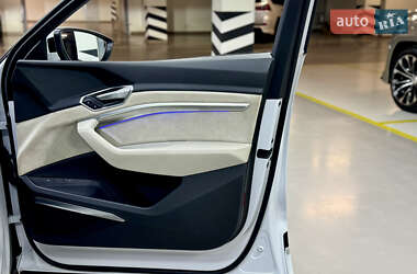 Позашляховик / Кросовер Audi e-tron 2019 в 