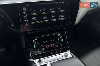 Позашляховик / Кросовер Audi e-tron 2022 в 