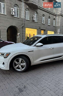 Позашляховик / Кросовер Audi e-tron 2019 в 