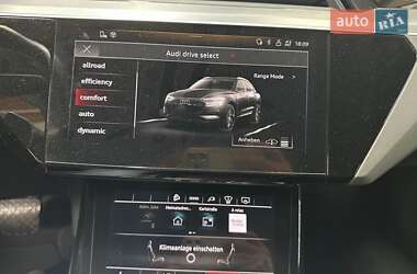Позашляховик / Кросовер Audi e-tron 2022 в 