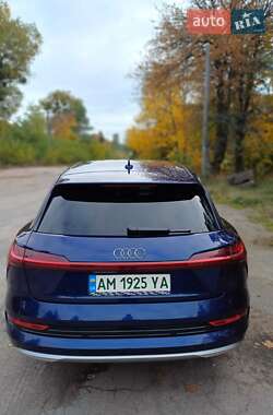 Позашляховик / Кросовер Audi e-tron 2021 в 