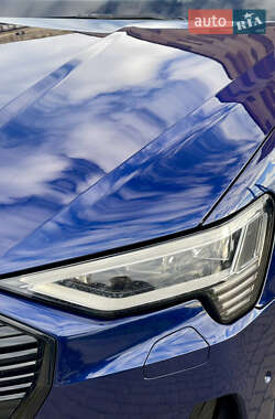 Позашляховик / Кросовер Audi e-tron 2021 в 