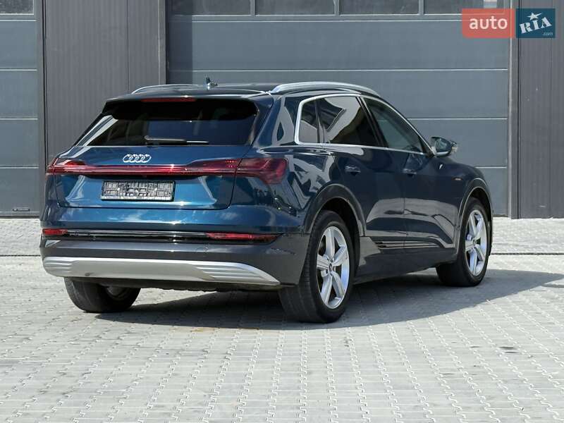 Позашляховик / Кросовер Audi e-tron 2021 в Городку