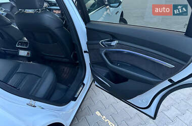Позашляховик / Кросовер Audi e-tron 2019 в 