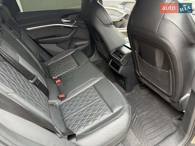 Позашляховик / Кросовер Audi e-tron 2022 в Чернівцях