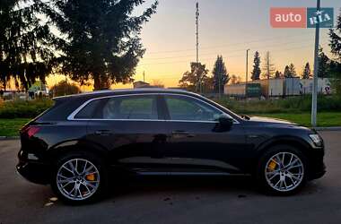 Позашляховик / Кросовер Audi e-tron 2021 в 