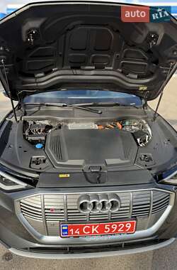Позашляховик / Кросовер Audi e-tron 2022 в  фото 10 Позашляховик / Кросовер Audi e-tron 2022 в