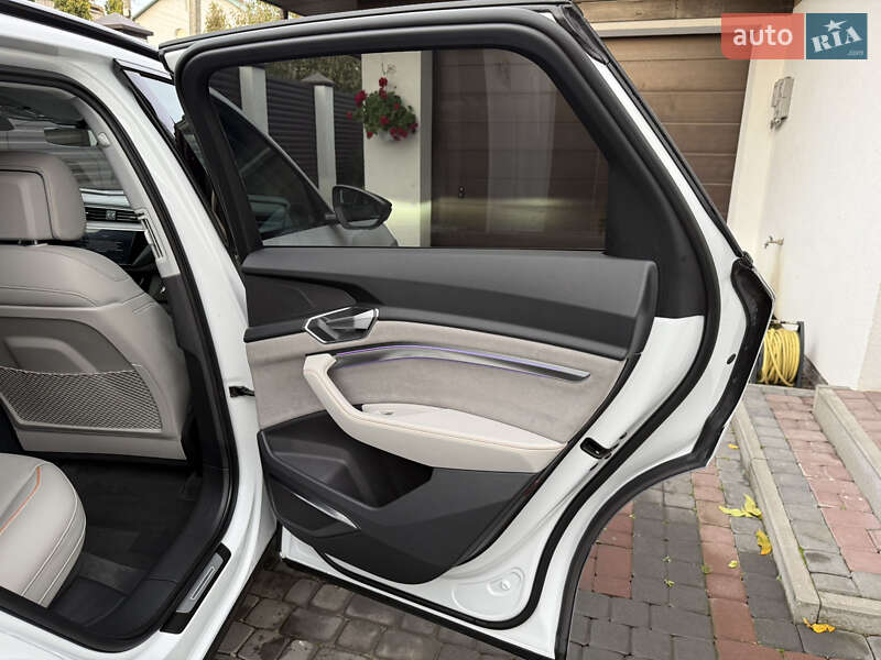 Позашляховик / Кросовер Audi e-tron 2022 в Луцьку