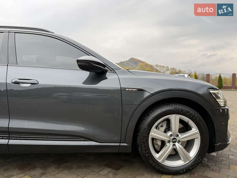 Внедорожник / Кроссовер Audi e-tron 2019 в Сваляве