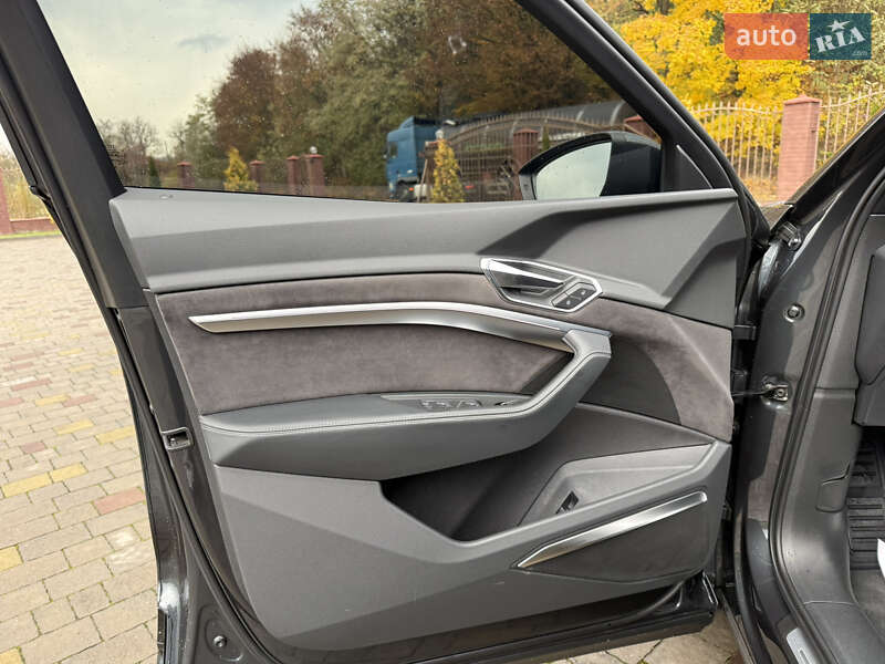 Внедорожник / Кроссовер Audi e-tron 2019 в Сваляве