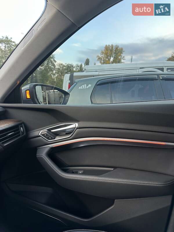 Позашляховик / Кросовер Audi e-tron 2019 в Києві фото 14 Позашляховик / Кросовер Audi e-tron 2019 в Києві