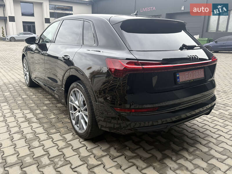 Позашляховик / Кросовер Audi e-tron 2022 в Іршаві