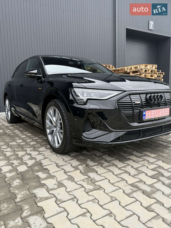 Позашляховик / Кросовер Audi e-tron 2022 в Іршаві