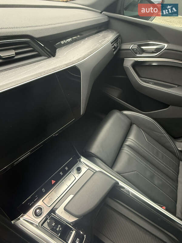 Позашляховик / Кросовер Audi e-tron 2022 в Іршаві