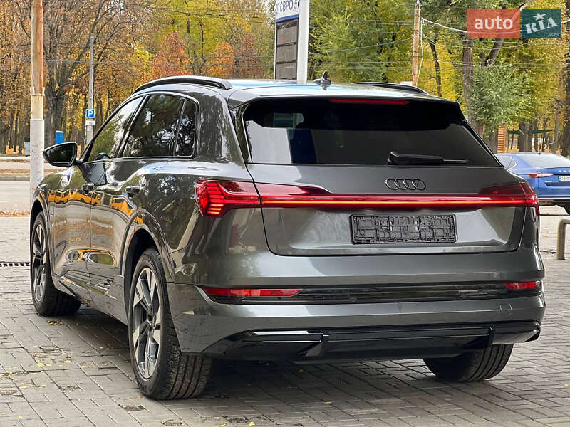 Позашляховик / Кросовер Audi e-tron 2022 в Дніпрі