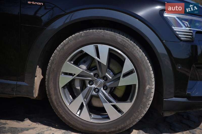 Внедорожник / Кроссовер Audi e-tron 2022 в Дубно
