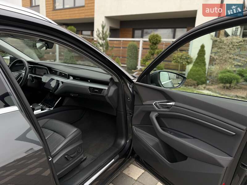 Позашляховик / Кросовер Audi e-tron 2019 в Стрию