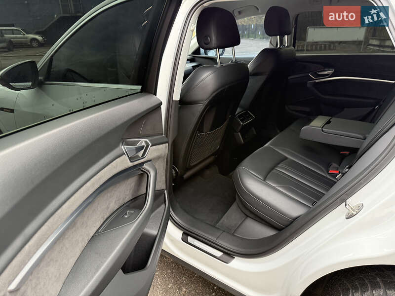 Позашляховик / Кросовер Audi e-tron 2021 в Рівному