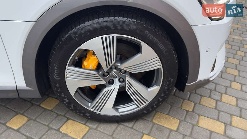 Внедорожник / Кроссовер Audi e-tron 2019 в Сваляве