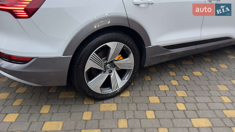Внедорожник / Кроссовер Audi e-tron 2019 в Сваляве