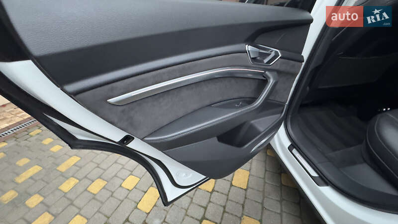 Внедорожник / Кроссовер Audi e-tron 2019 в Сваляве