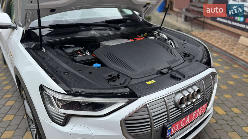 Внедорожник / Кроссовер Audi e-tron 2019 в Сваляве