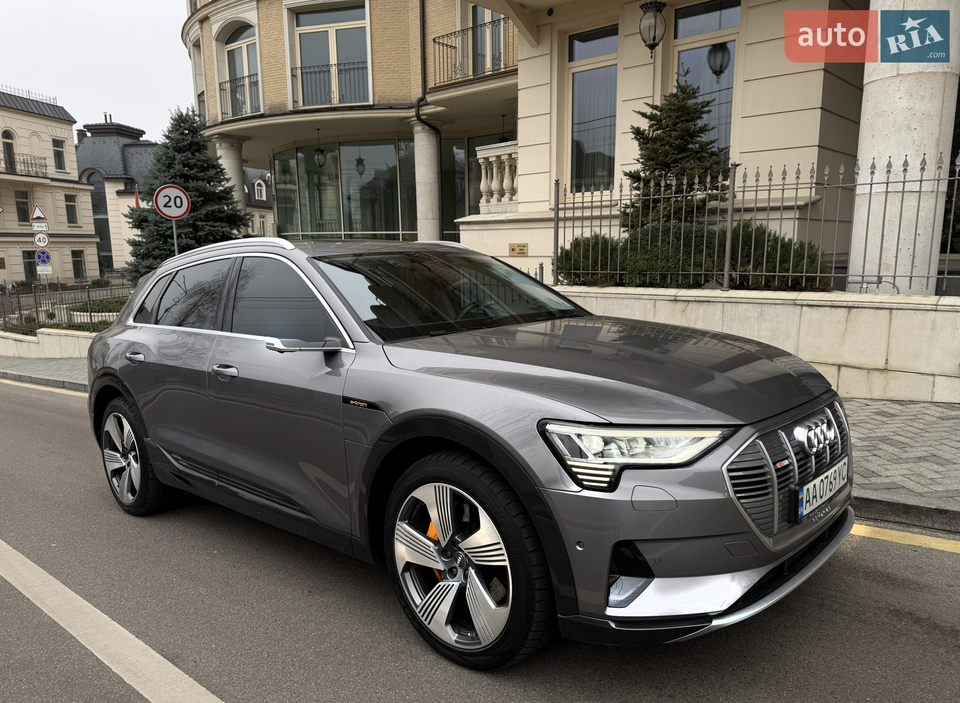 2019 Audi e-tron - мініатюра 2