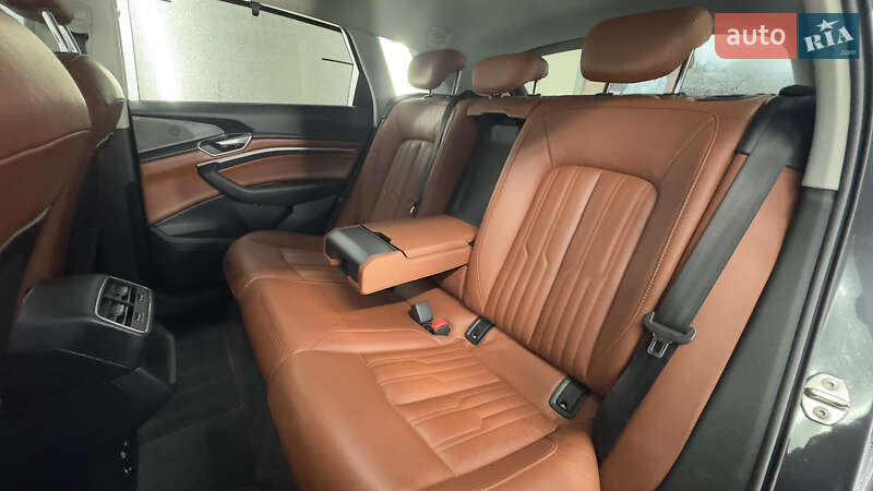 Внедорожник / Кроссовер Audi e-tron 2021 в Сваляве