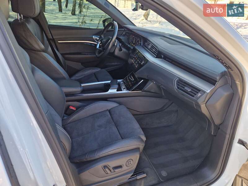 Внедорожник / Кроссовер Audi e-tron 2020 в Новояворовске