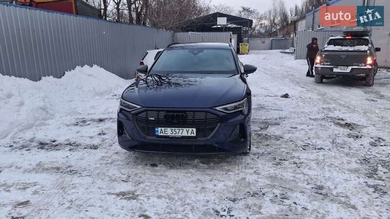 Позашляховик / Кросовер Audi e-tron 2021 в Дніпрі