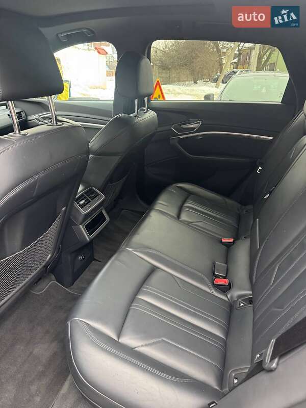 Позашляховик / Кросовер Audi e-tron 2022 в Києві фото 16 Позашляховик / Кросовер Audi e-tron 2022 в Києві