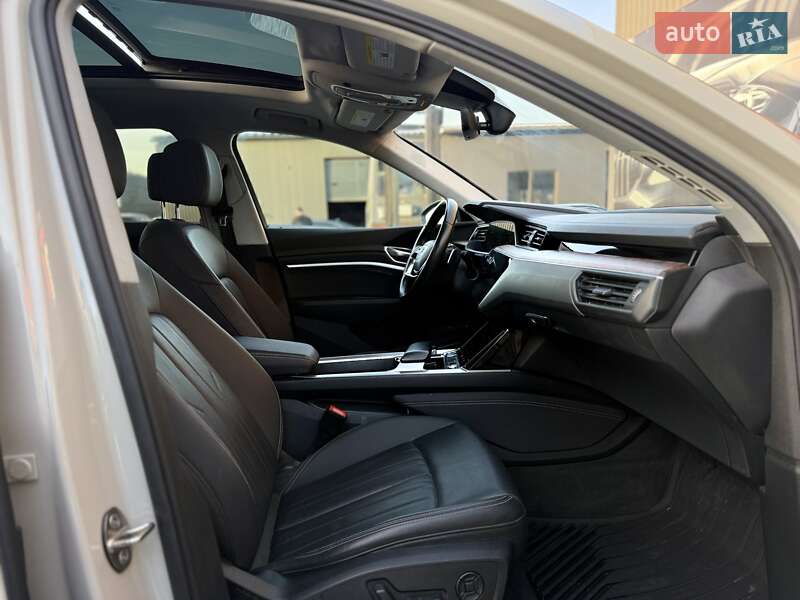 Позашляховик / Кросовер Audi e-tron 2019 в Львові фото 51 Позашляховик / Кросовер Audi e-tron 2019 в Львові