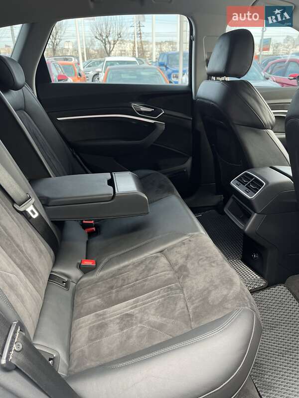 Позашляховик / Кросовер Audi e-tron 2020 в Києві фото 19 Позашляховик / Кросовер Audi e-tron 2020 в Києві