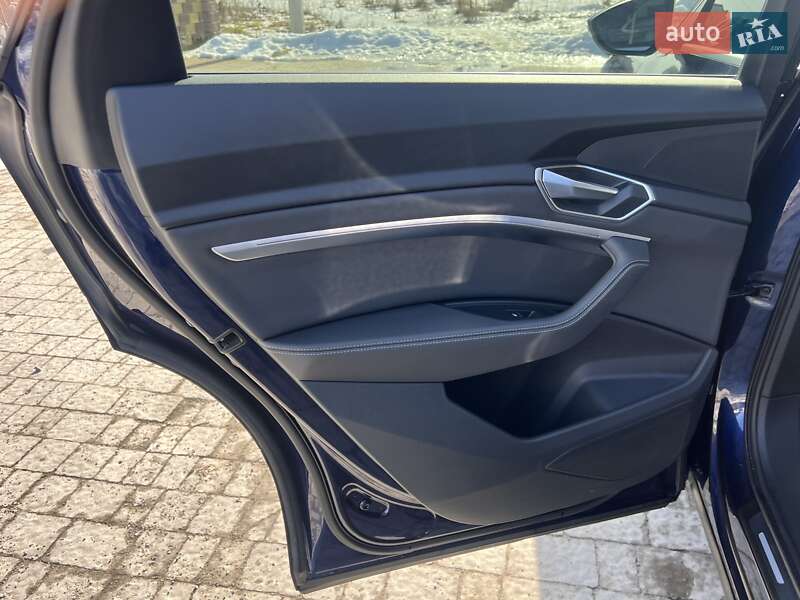 Позашляховик / Кросовер Audi e-tron 2021 в Рівному