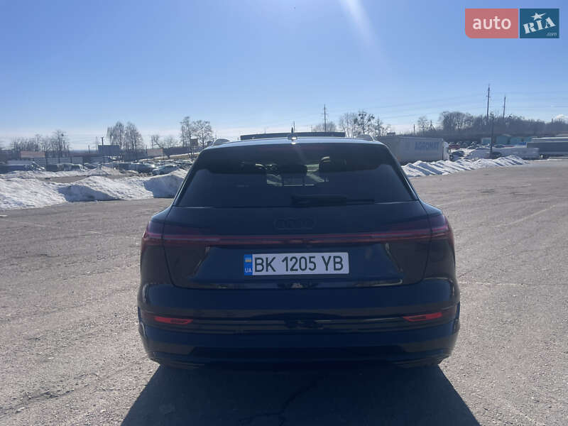 Позашляховик / Кросовер Audi e-tron 2022 в Рівному