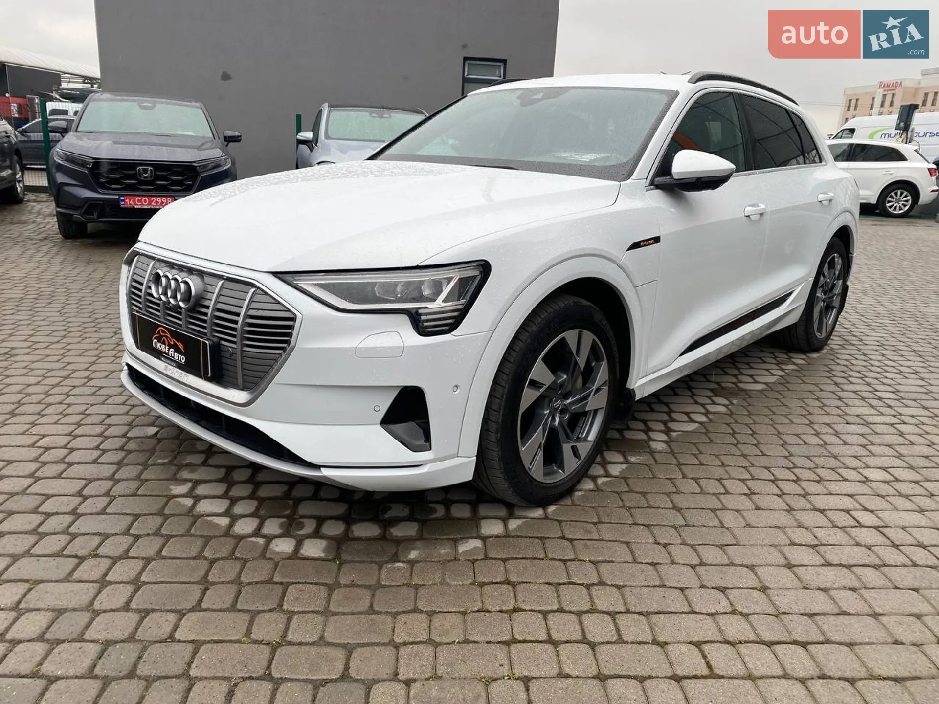 Audi e-tron 2018 VIN WAUZZZGE8KB003395 фото оголошення 3 з 30